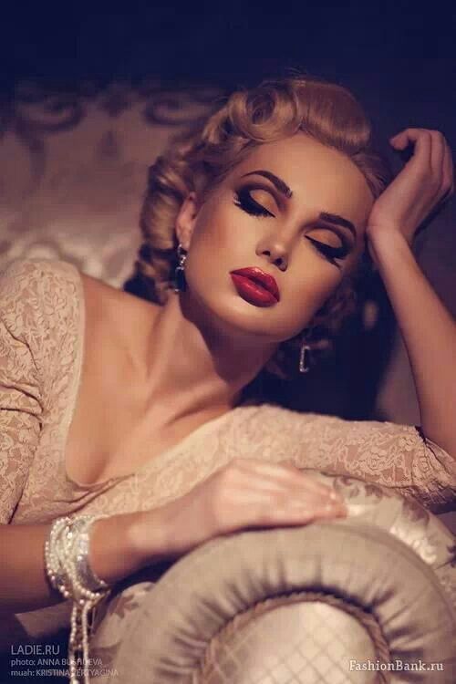 Complete vintage look. Perfection! | Hollywood makeup, Glamour .