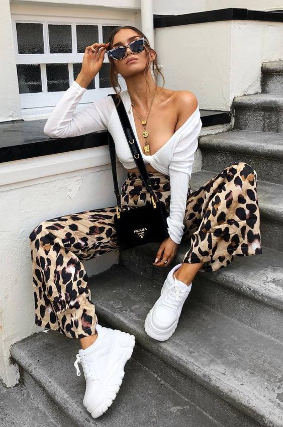 great outfit idea : white top bag sneakers leopard pants | Moda .