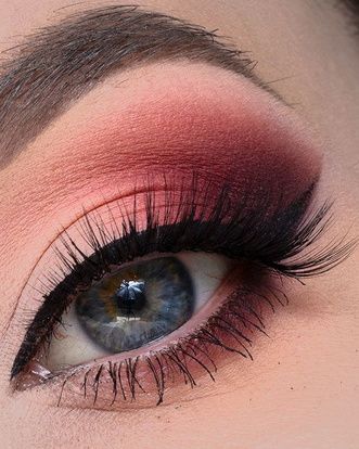 Red Smokey Eye Look Tutorial | Red eyeshadow makeup, Red eye .