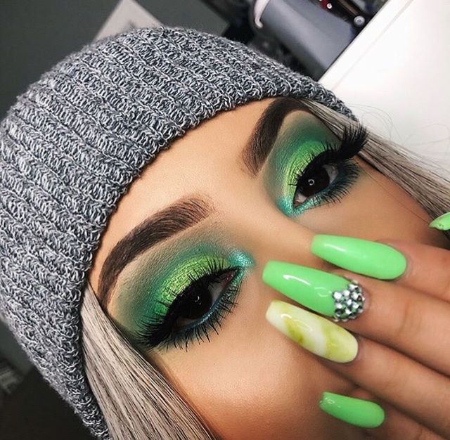 Pin by 𝓛𝓪𝓾𝓻𝓪🥀✨ on • Makeup Ideas • | Green makeup .