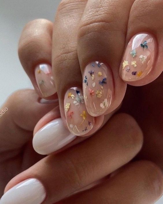 55+ Gorgeous Birthday Nails To Do For Your Big Day | Unhas florais .