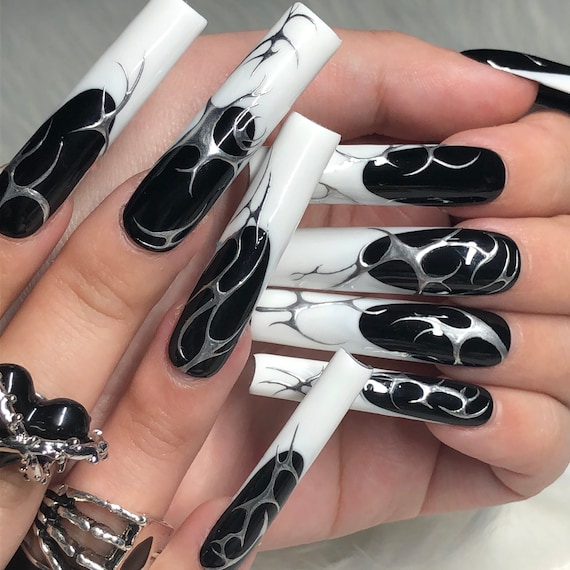 Black And White Swiss Cross
      Nail Art