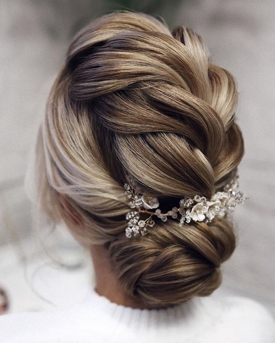20 Easy and Perfect Updo Hairstyles for Weddings - EWI | Romantic .
