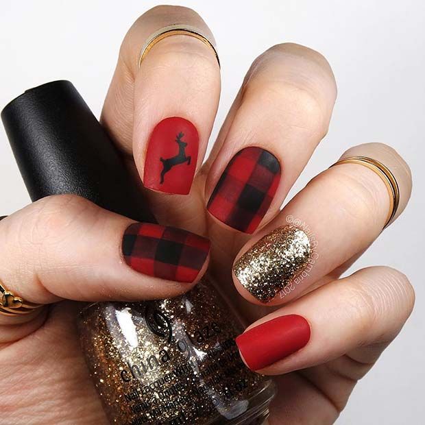 Christmas-Inspired Festive
      Plaid Nail Art