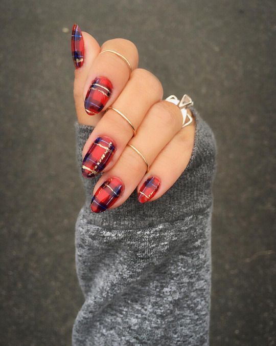 There's nothing a fresh manicure can't fix. | Plaid nails, Holiday .