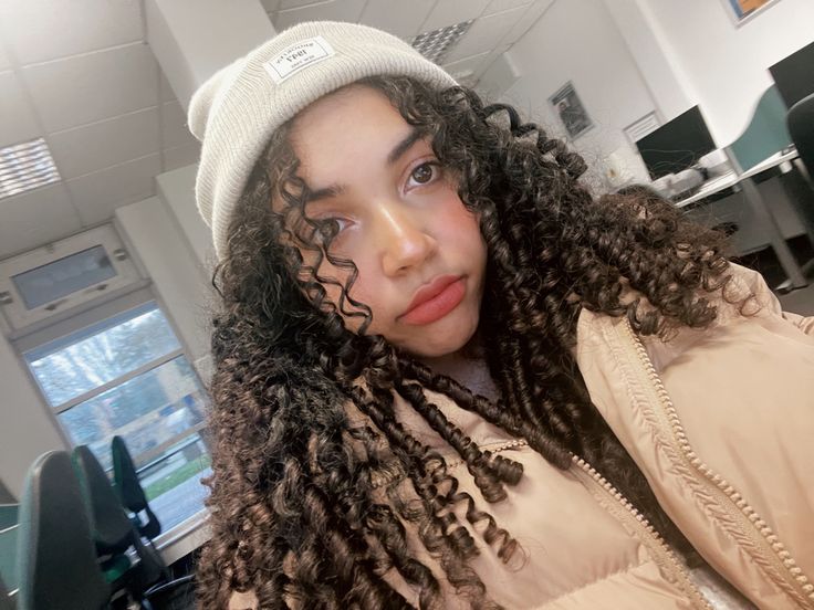 Curly hair beanie hat style | Curly hair with hat, Cute curly .