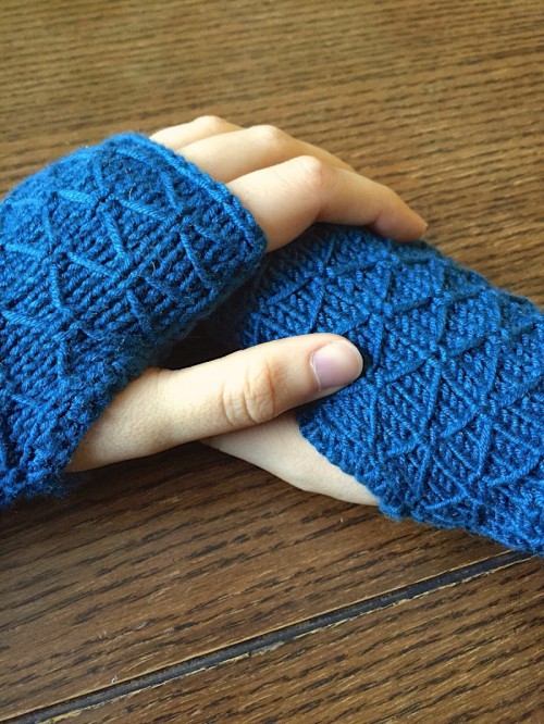 Pretty DIY Lattice Knit Wrist Warmers - Styleohol