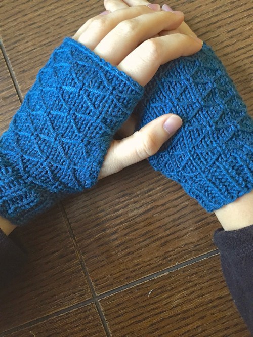Pretty DIY Lattice Knit Wrist Warmers - Styleohol