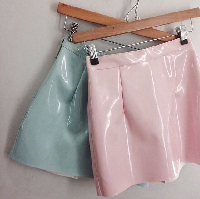Mint & Pale Pink Vinyl Mini Skirts | Roupas, Moda para festivais .