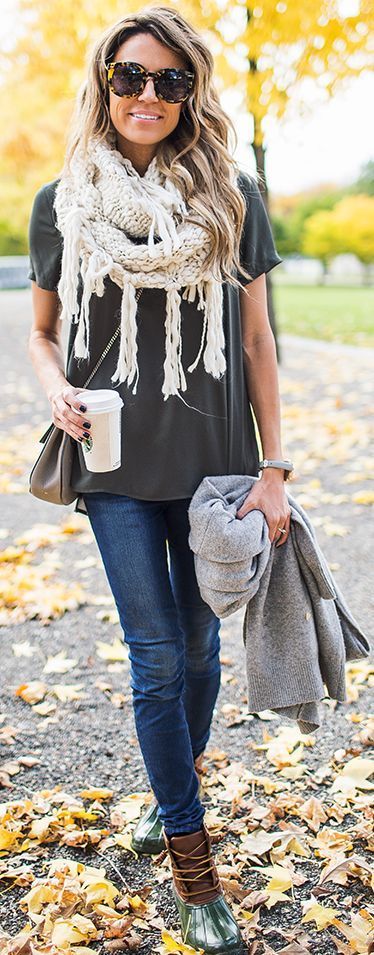 grey tee, blue jeans, a white fringe scarf | Fashion, How to wear .