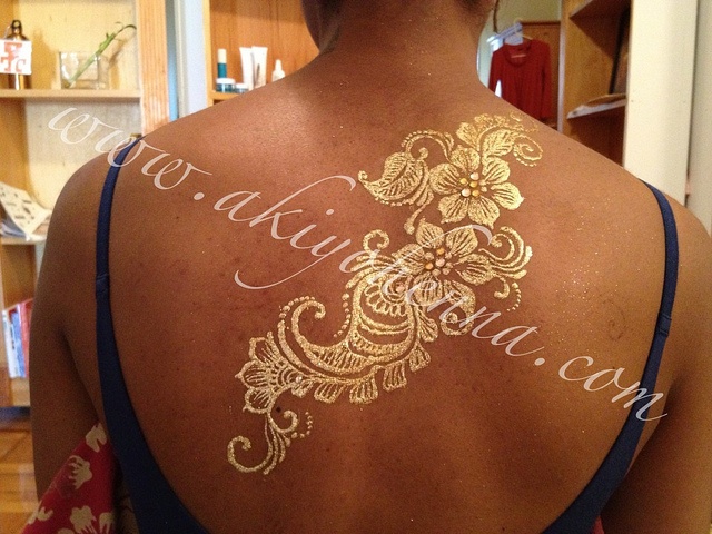 Luxe Glow gold back design | Gold henna, Gold tattoo, Henna a