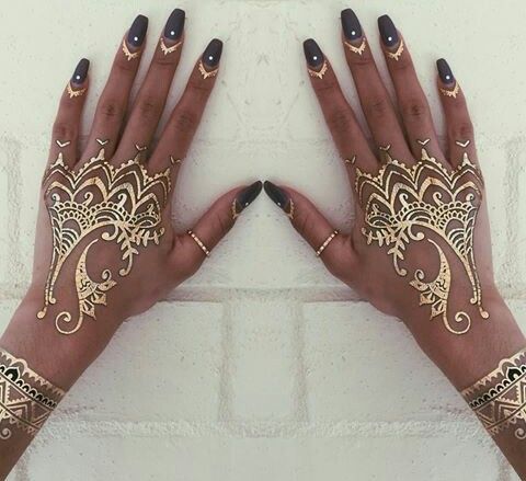 Nails and gold henna | Tatuagem de henna, Designs de unhas .