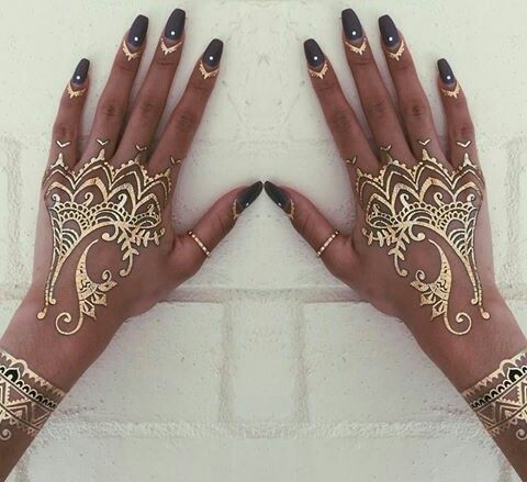 Nails and gold henna | Tatuagem de henna, Designs de unhas .