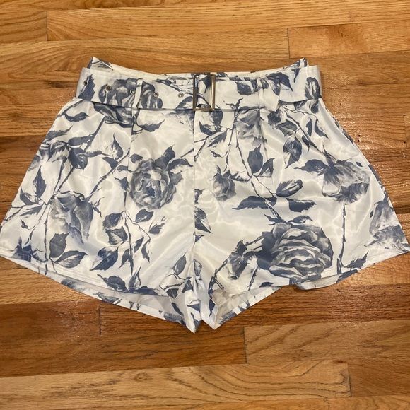 🤍💙MISSGUIDED BLUE AND WHITE FLORAL SHORTS WITH BELT💙🤍 | Floral .