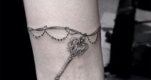 20 Charming Key Tattoo Ideas For Women - Styleoholic | Wrist .