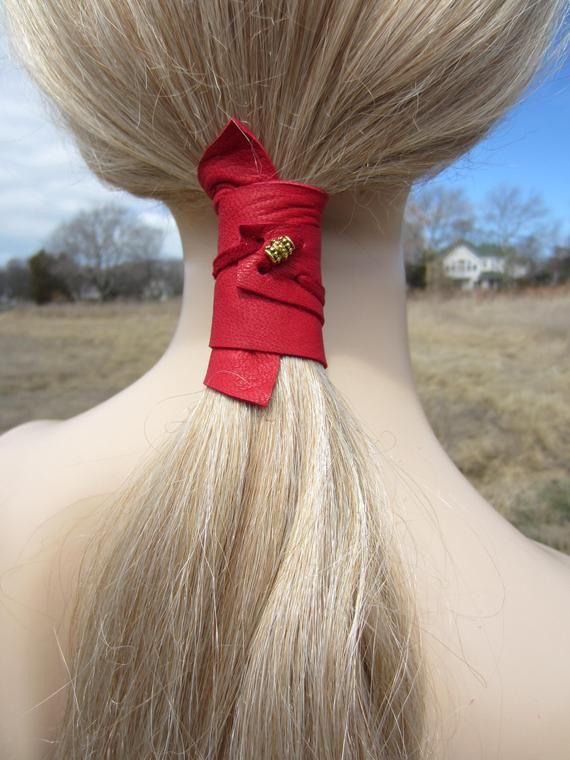 Soporte de cola de caballo con cuentas lazo de pelo rojo cuero .