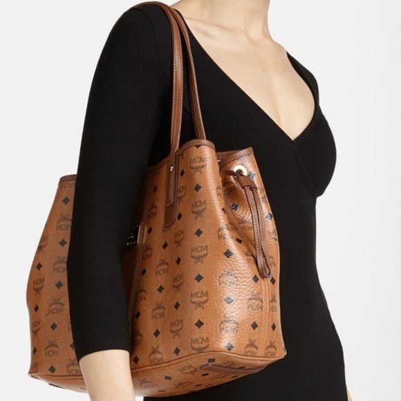 MCM 'Medium' reversible (NO TRADE) includes pouch | Fashion wear .