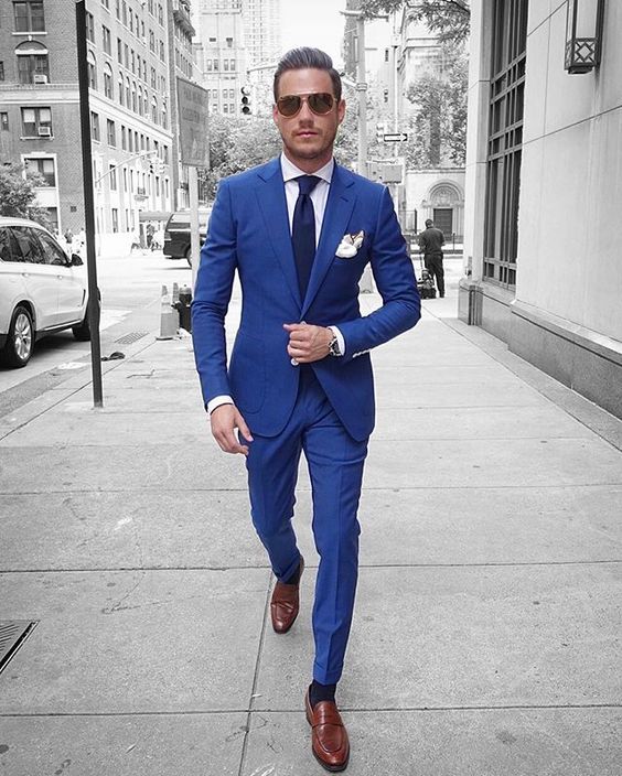 Street Style & More Details | Ternos azuis masculinos, Terno azul .
