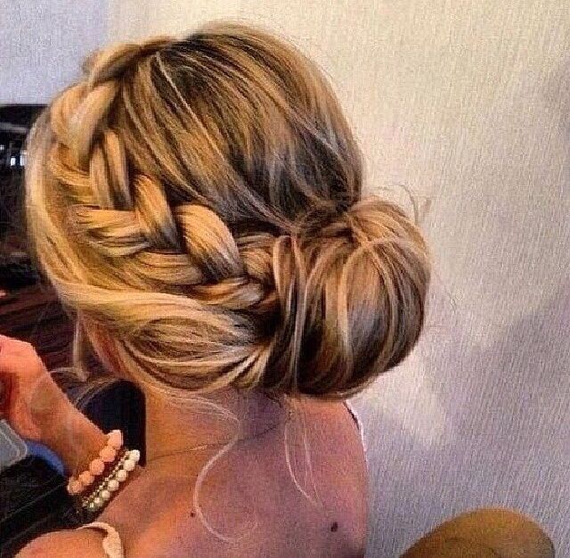 Braided messy bun | Peinados con trenzas, Recogido con trenzas .