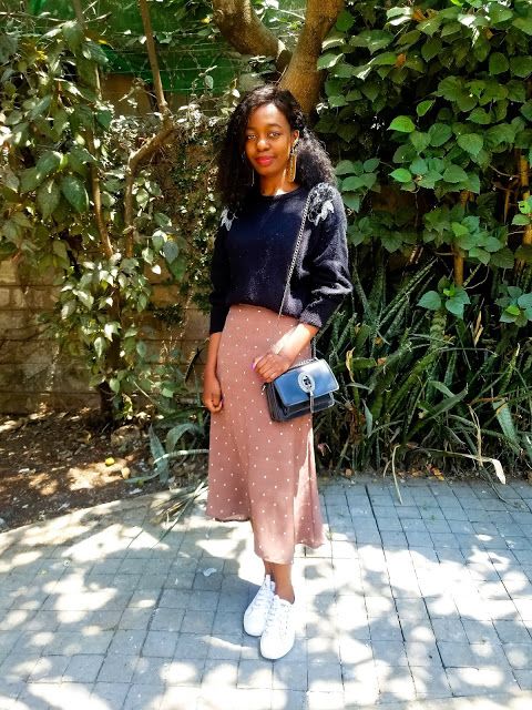 How To Wear A Midi Skirt With Sneakers | Midi skirt with sneakers .