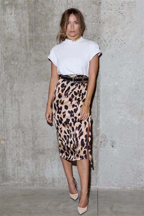 what to wear with a leopard print skirt - Ecosia | Roupas da moda .