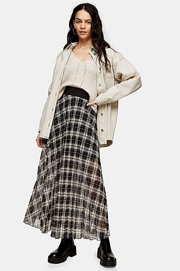 Black and White Check Pleated Maxi Skirt | Black maxi skirt outfit .