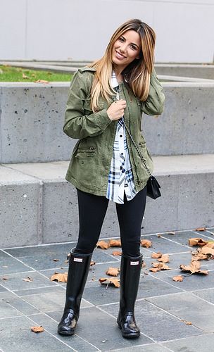 Woman Wearing Black Hunter Boots | Rainboots outfit, Casual winter .