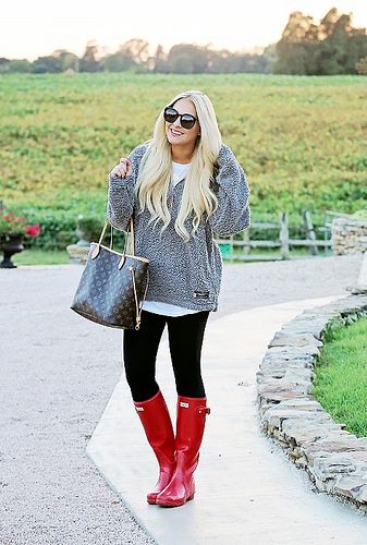 Woman Wearing Red Hunter Boots | Red rain boots outfit, Red hunter .