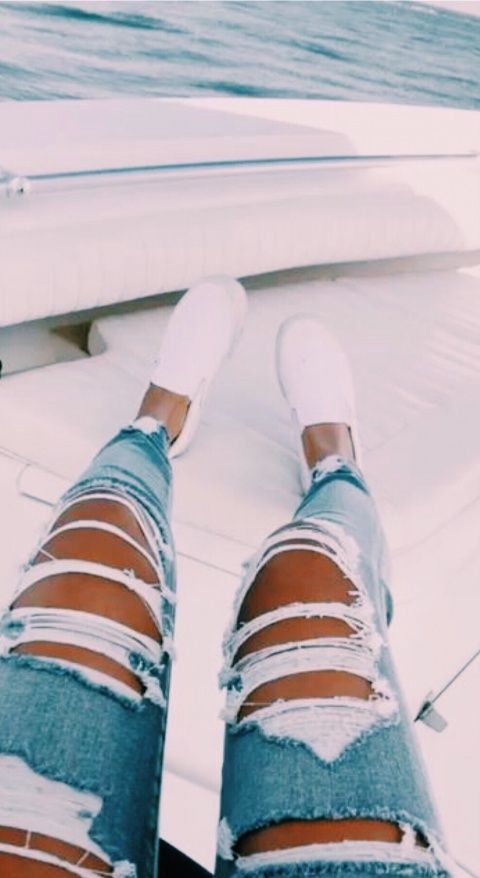 ✰ p i n t e r e s t || sarahleblanc0 ✰ | Cute ripped jeans .