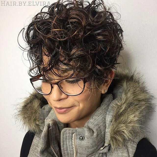There is no doubt that short curly hair is taking the fashion .