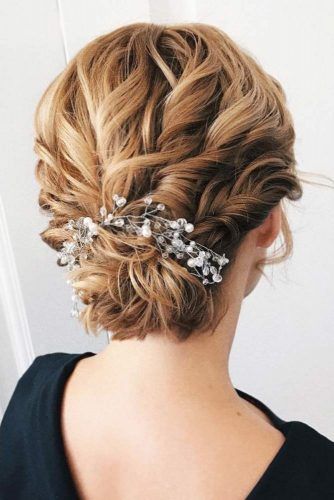 Short Hairstyles To Wear At The Christmas Party | Short hair updo .