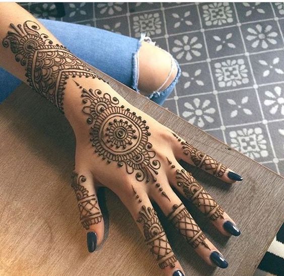 The Prettiest Henna Tattoos on Pinterest | Henna tattoo hand .