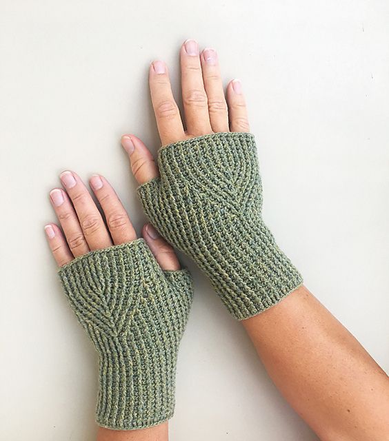 Hosta fingerless gloves pattern by Sidsel Sangild | Fingerless .